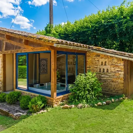 Avec Piscine Privée à Vézac, 160 M² Vézac