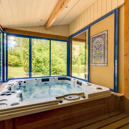 Villa Avec Piscine Privee A Vezac, 160 M² Vézac