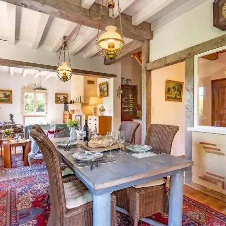 Villa Avec Piscine Privée à Vézac, 160 M²