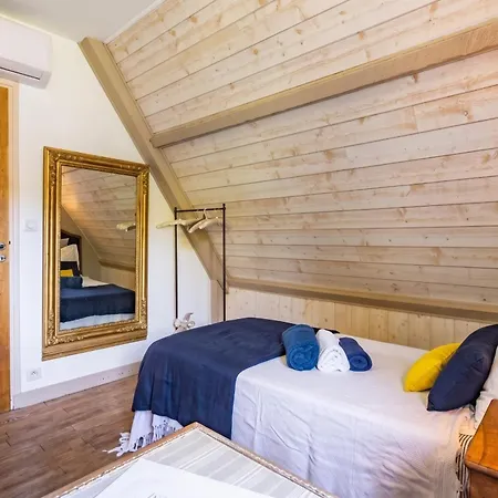Villa Avec Piscine Privée à Vézac, 160 M²