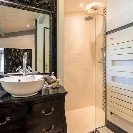 Villa Avec Piscine Privée à Vézac, 160 M² Vézac