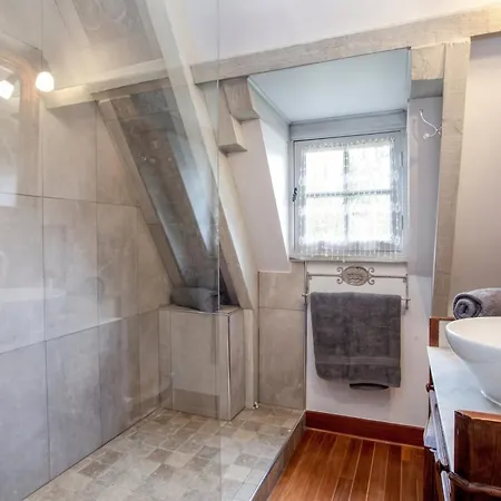 Villa Avec Piscine Privée à Vézac, 160 M² Vézac