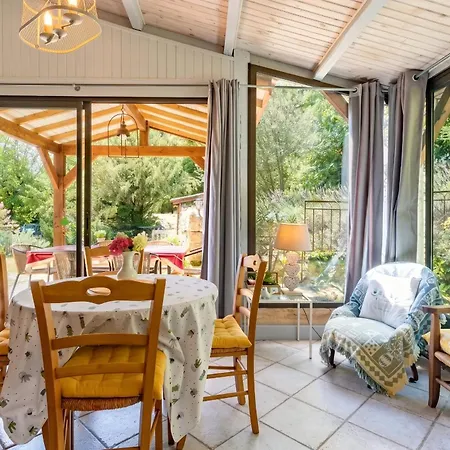 Avec Piscine Privée à Vézac, 160 M²