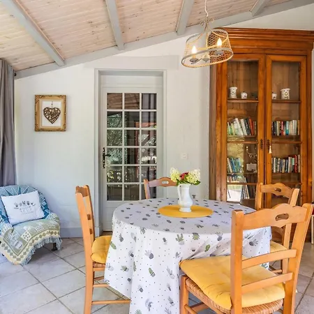 Villa Avec Piscine Privee A Vezac, 160 M²