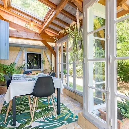 Villa Avec Piscine Privée à Vézac, 160 M² *