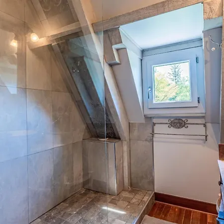 Avec Piscine Privée à Vézac, 160 M²
