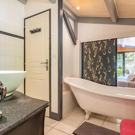 Villa Avec Piscine Privée à Vézac, 160 M²